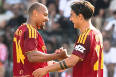 Dybala ba lần 'dọn cỗ' cho Malen lập hat-trick độc đáo