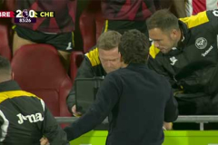 CĐV Chelsea ngỡ ngàng khi thấy huyền thoại CLB giúp Brentford đè bẹp The Blues