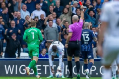 Kante được đồng đội... chúc mừng sau khi nhận thẻ đỏ ở derby Millwall