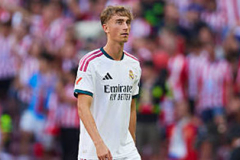 Vì sao Huijsen nhận thẻ đỏ ở derby Madrid?