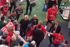 HLV thủ môn của Atletico và trợ lý của Mourinho cùng nhận thẻ đỏ