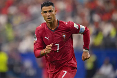 Luis Figo phẫn nộ với án phạt cho Ronaldo