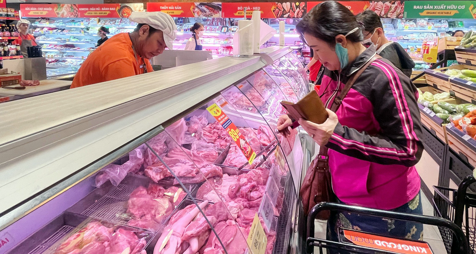 Người tiêu dùng mua thực phẩm tươi sống tại siêu thị Co.op Mart. Ảnh: Hoài Nam