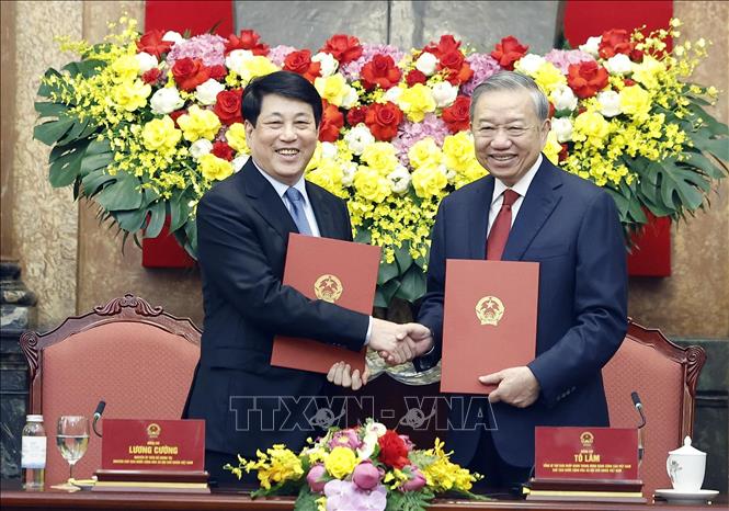  Bàn giao công tác giữa Tổng Bí thư, Chủ tịch nước Tô Lâm và nguyên Chủ tịch nước Lương Cường