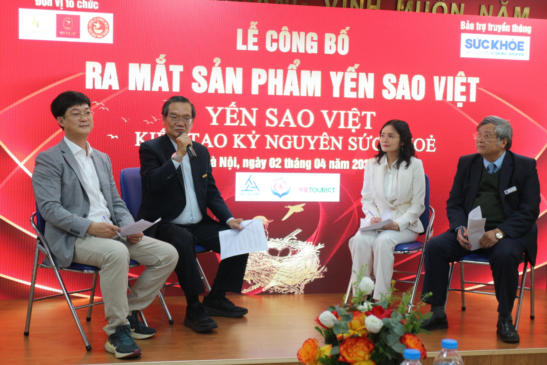Đại diện Ban tổ chức trả lời hỏi - đáp những vấn đề xoay quanh sản phẩn Yến Sao Việt