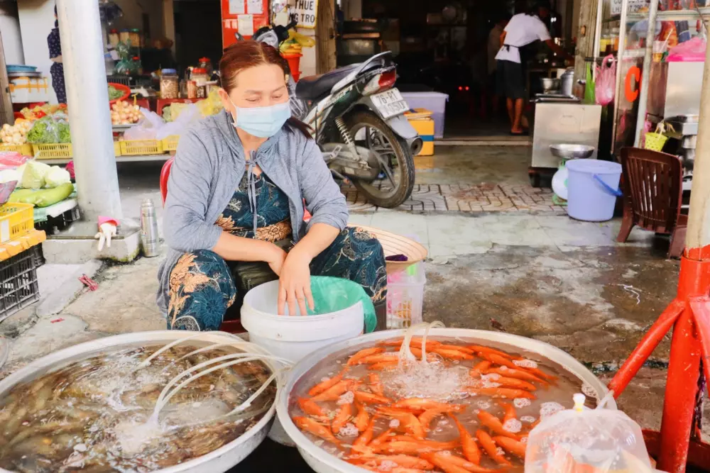  Ế ẩm hàng hóa Tết ông Công ông Táo