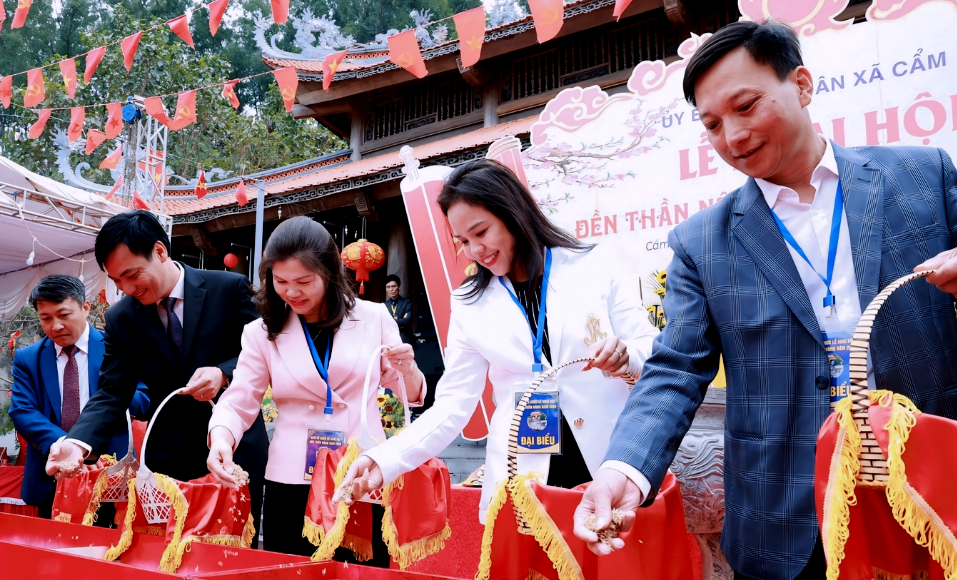 Các đại biểu thực hiện nghi lễ khai canh, hạ điền tại lễ hội