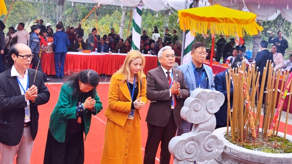 Đại diện các doanh nghiệp, nhà khoa học dâng hương tại Đền Thần Nông