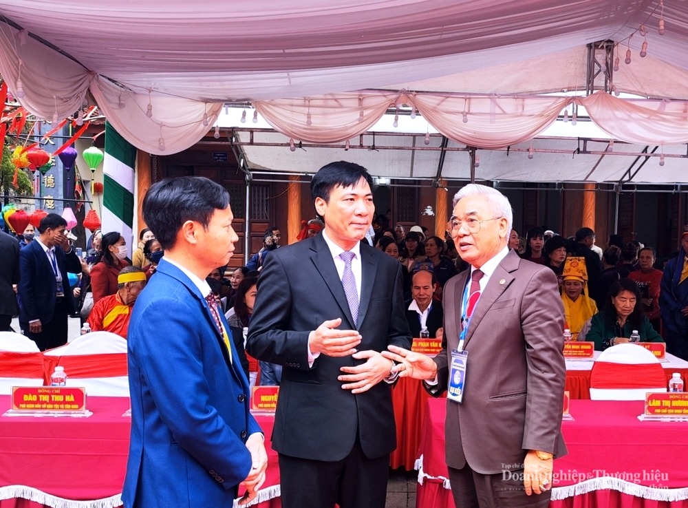 Ông Nguyễn Ngọc Quang, Chủ tịch VARISME trao đổi cùng Bí thư Đảng uỷ Xã Cẩm Lý, ông Nguyễn Văn Nhân trước giờ khai hội