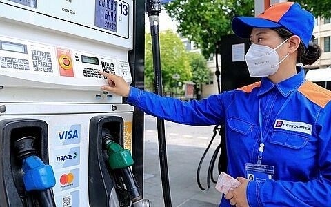  Giá xăng giảm gần 4.000 đồng/lít