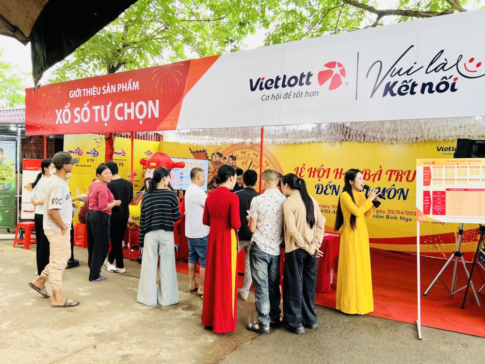  Vietlott mang đến nhiều phần quà hấp dẫn tại lễ hội Hai Bà Trưng