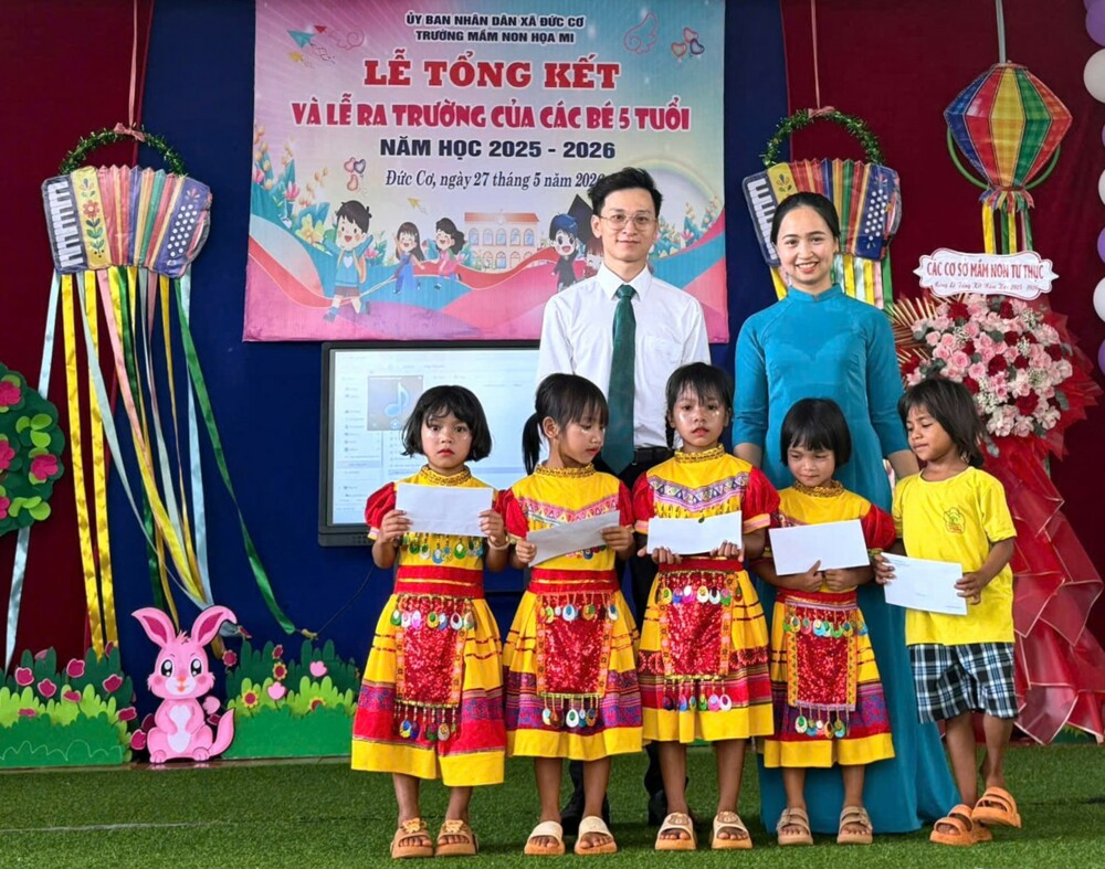 Gần 700 triệu đồng được BIDV Nam Gia Lai trao tặng dịp tổng kết năm học 4